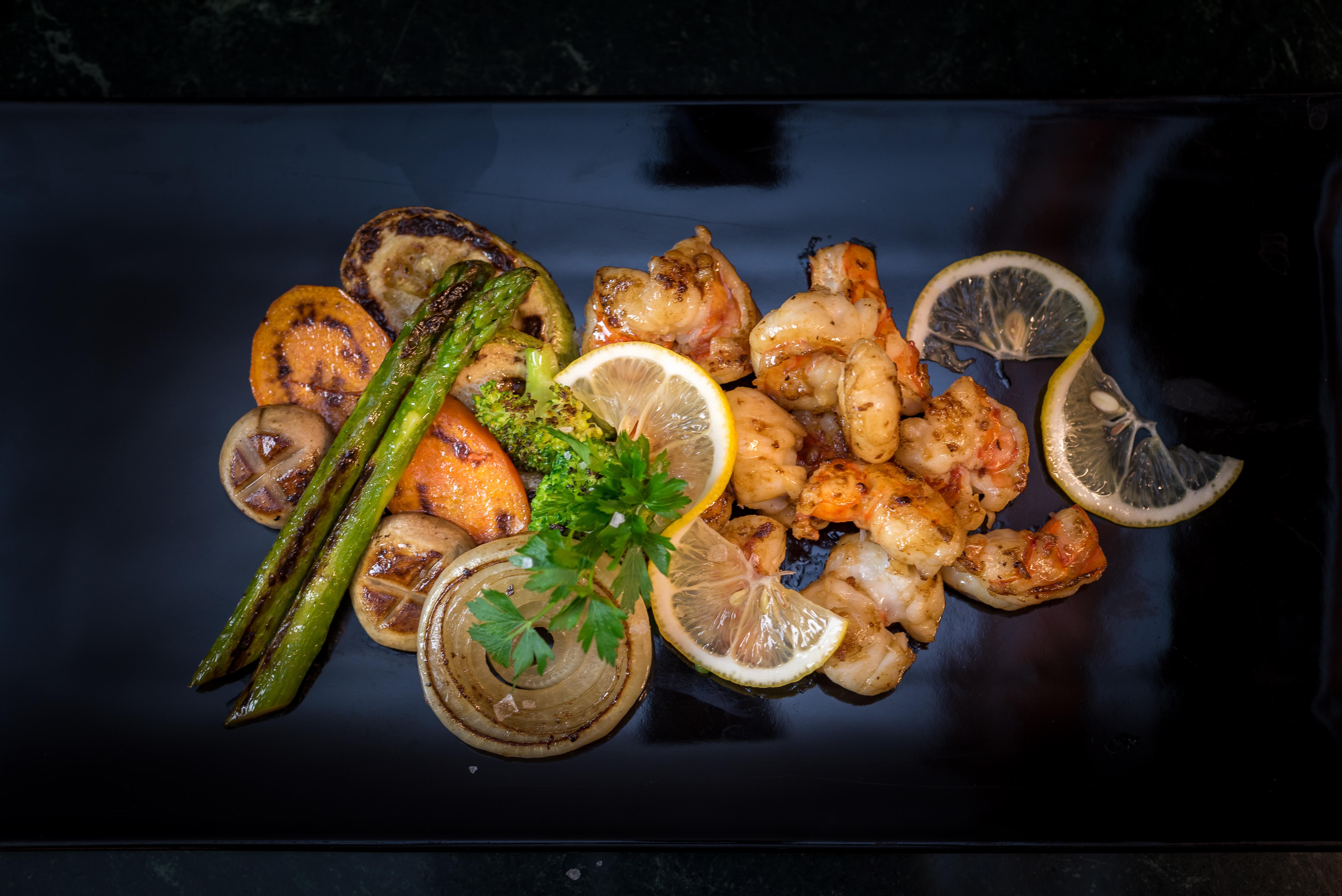 Kempinski Hotel Grand Arena Bansko Luaran gambar Grilled shrimp with lemon and asparagus