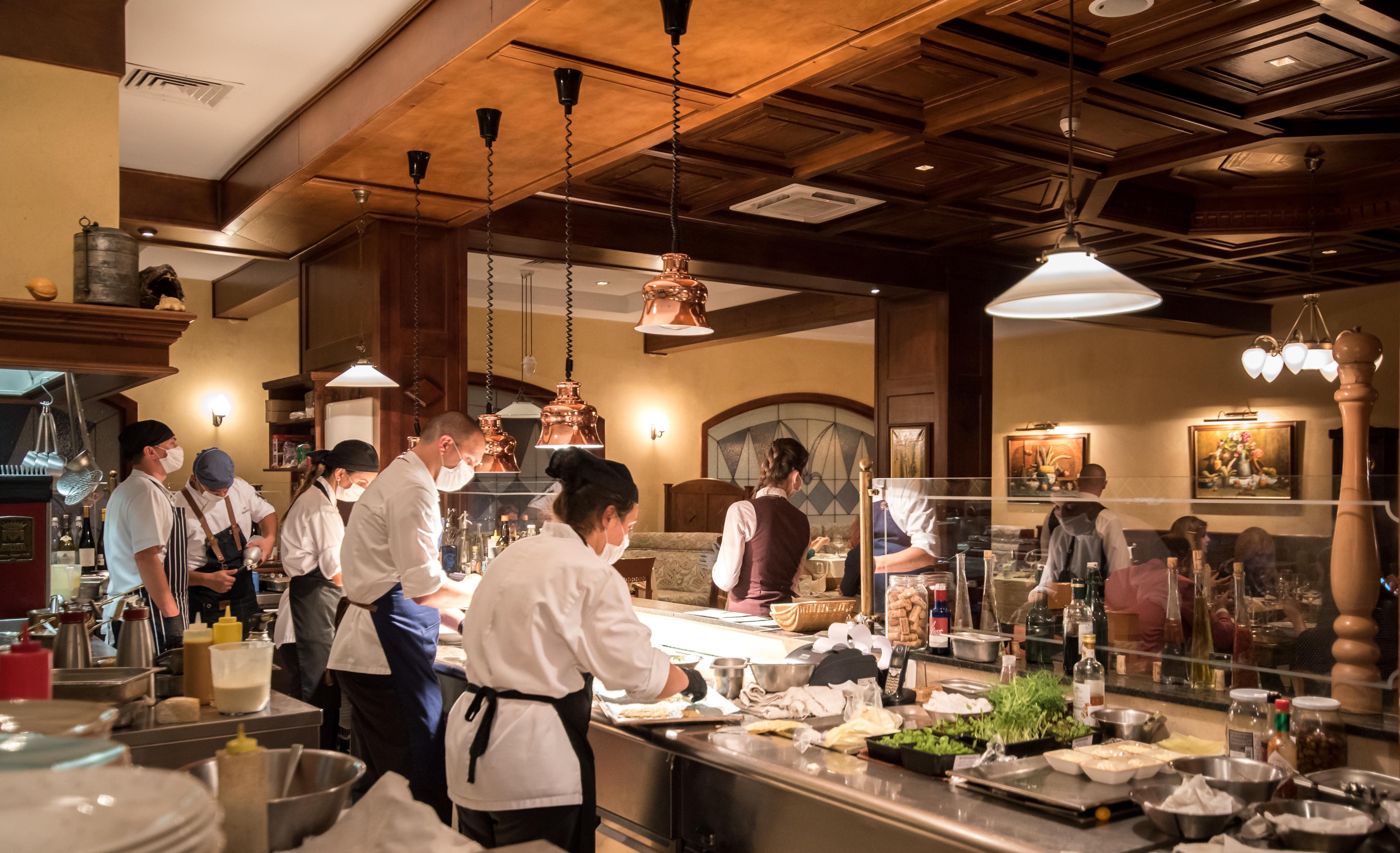 Kempinski Hotel Grand Arena Bansko Luaran gambar The open kitchen at the restaurant