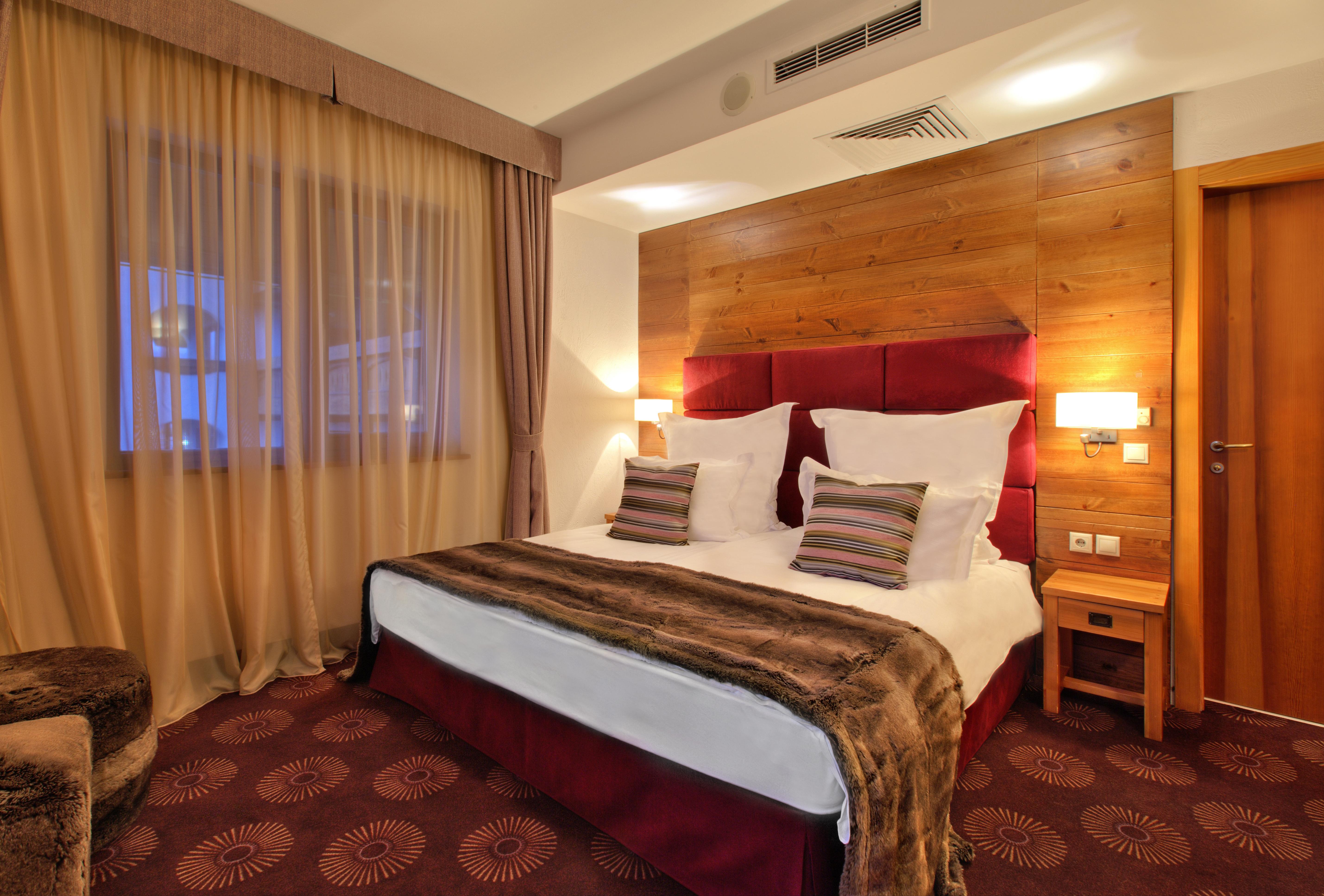 Kempinski Hotel Grand Arena Bansko Luaran gambar A bedroom at the Hotel de la Poste