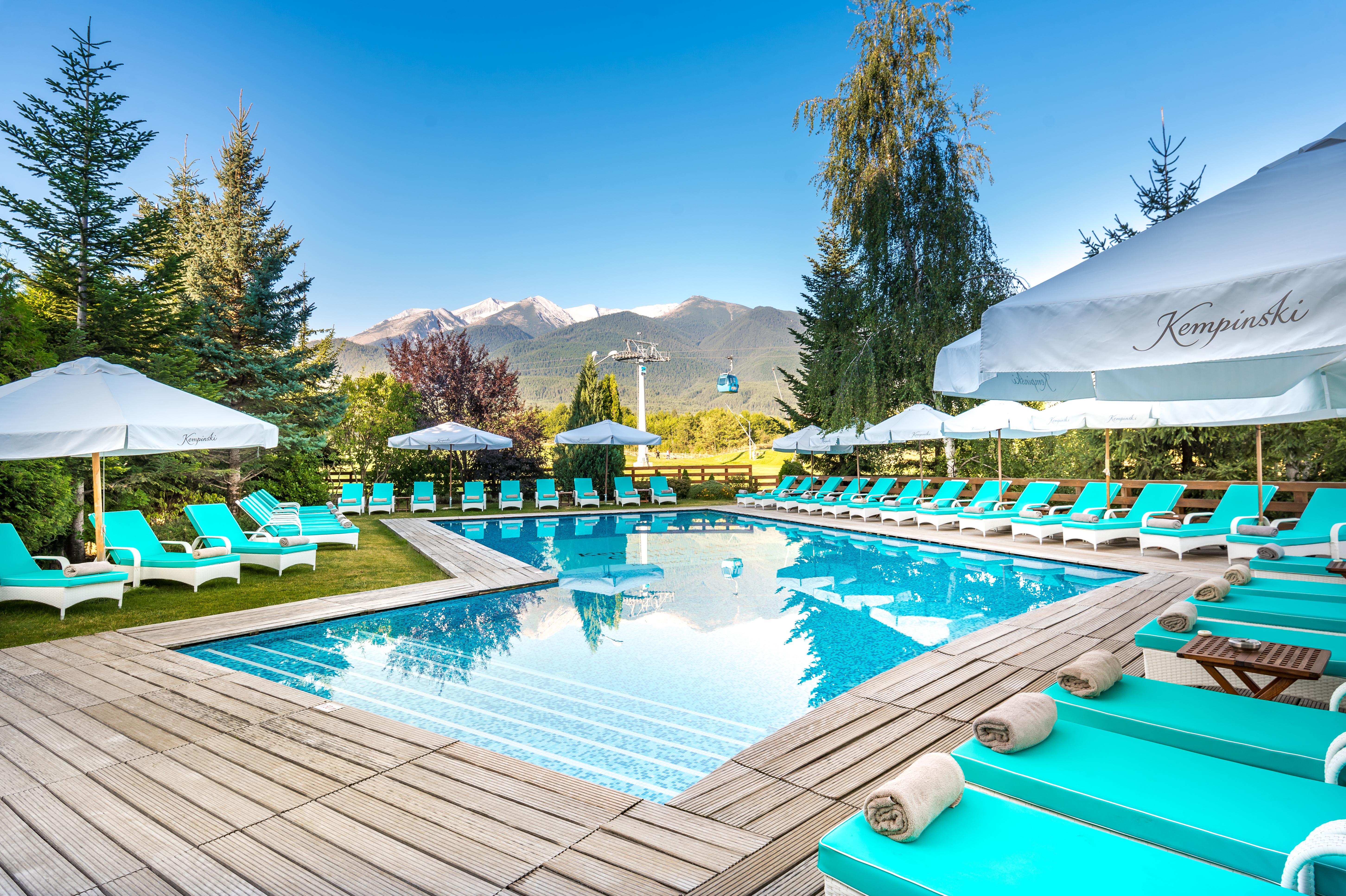 Kempinski Hotel Grand Arena Bansko Luaran gambar The swimming pool at Kempinski Hotel, St. Moritz