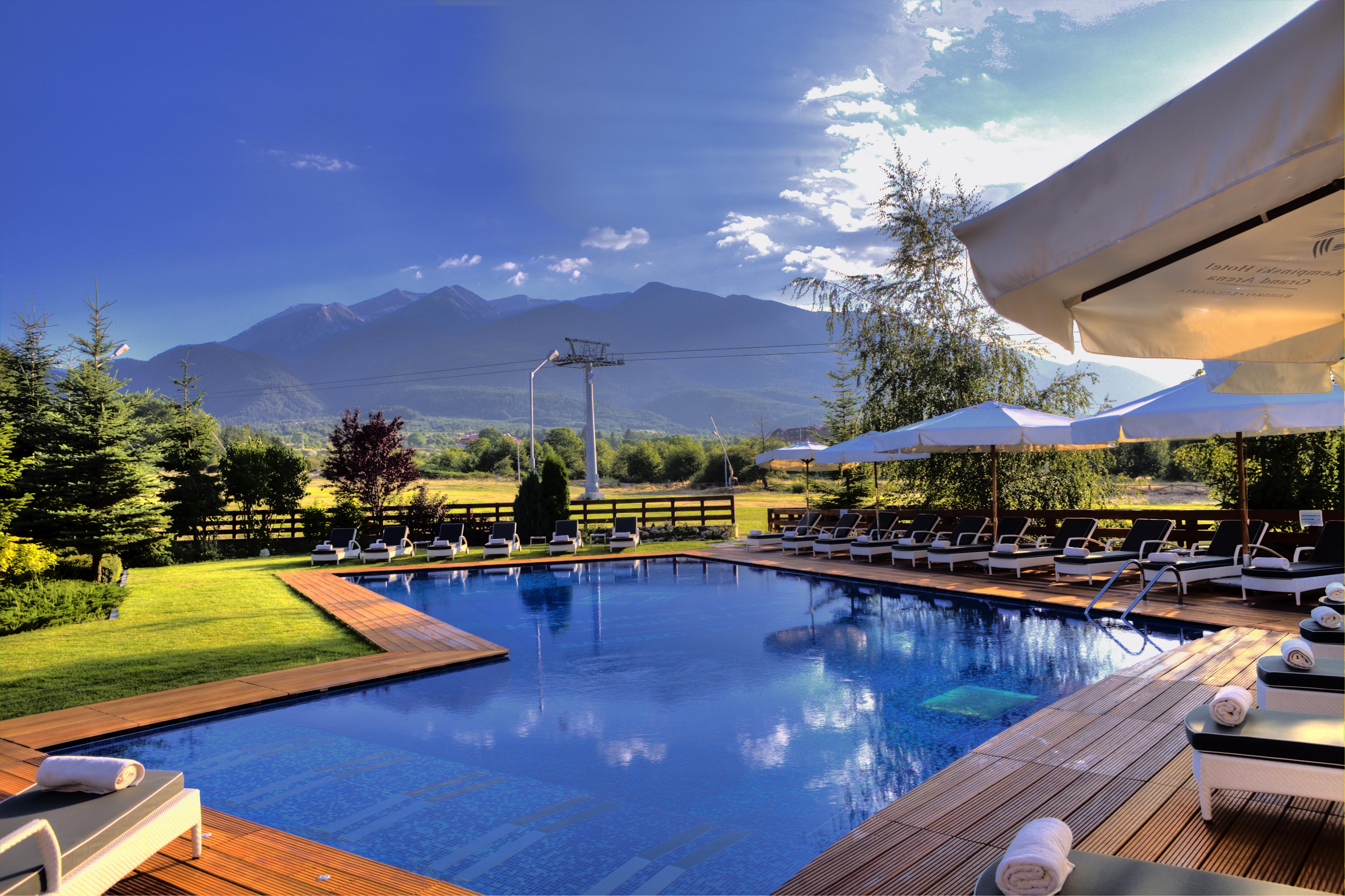 Kempinski Hotel Grand Arena Bansko Luaran gambar The swimming pool at the Hotel Axelmannstein