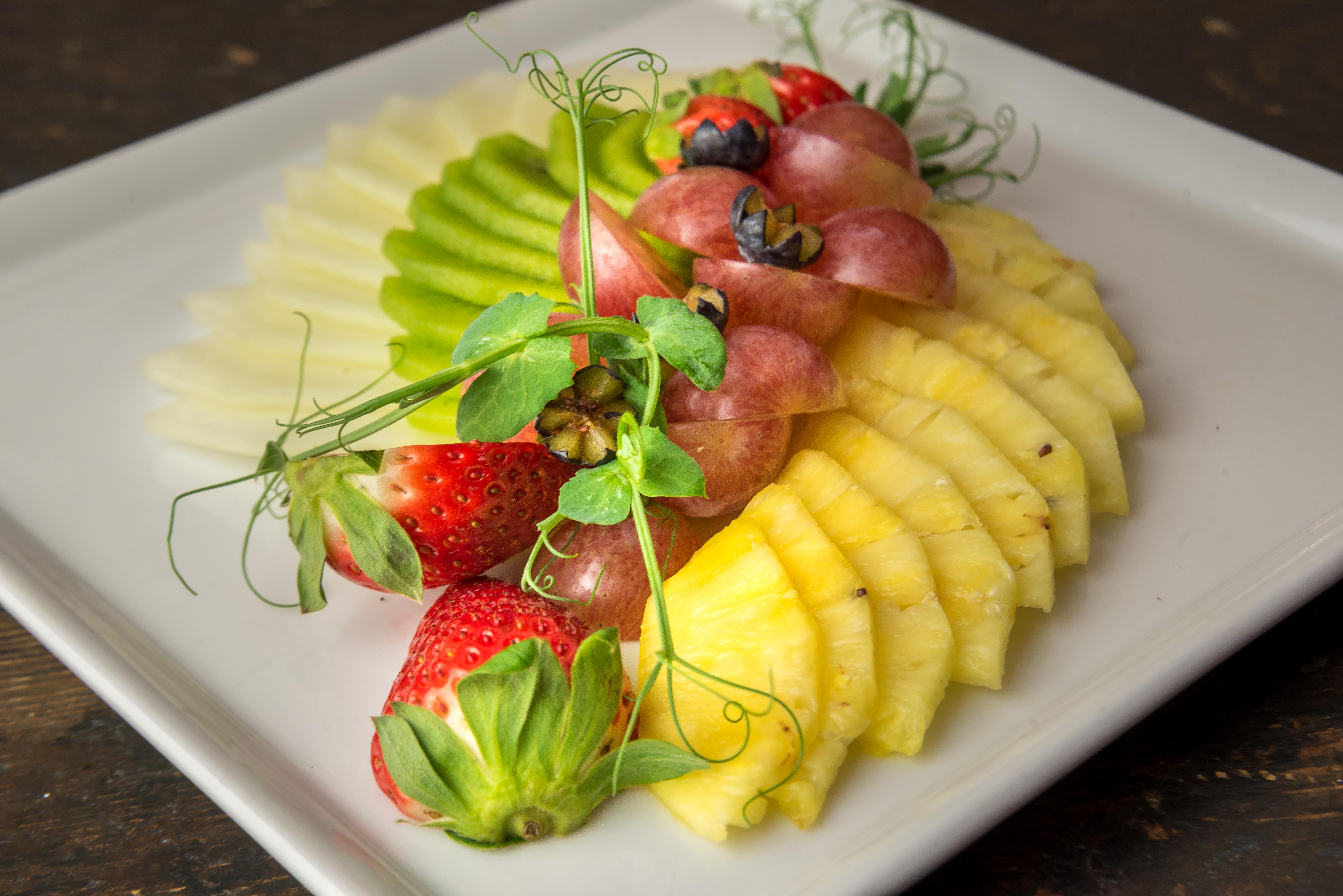 Kempinski Hotel Grand Arena Bansko Luaran gambar Fruit salad