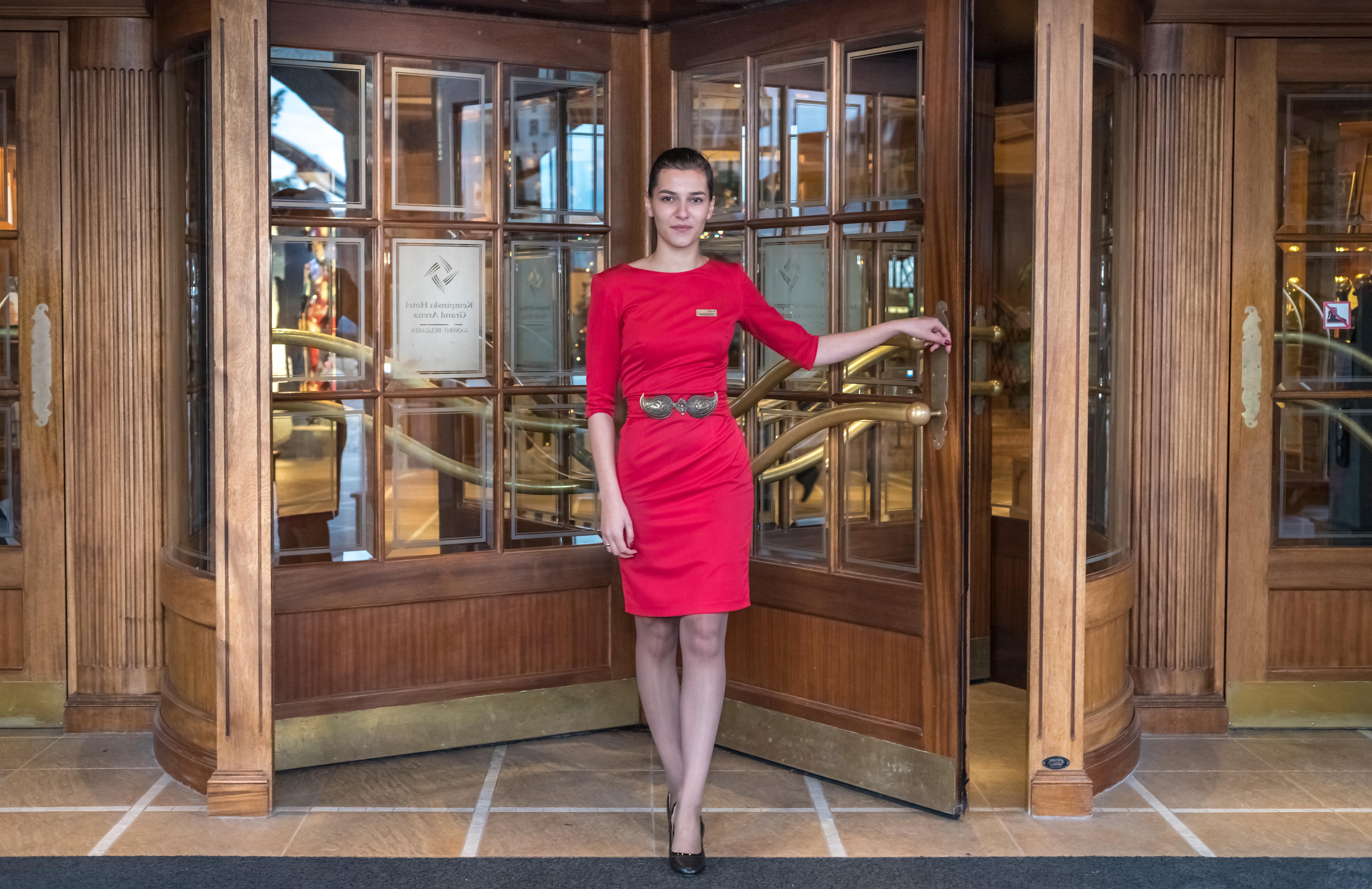 Kempinski Hotel Grand Arena Bansko Luaran gambar A doorwoman at the entrance of a hotel