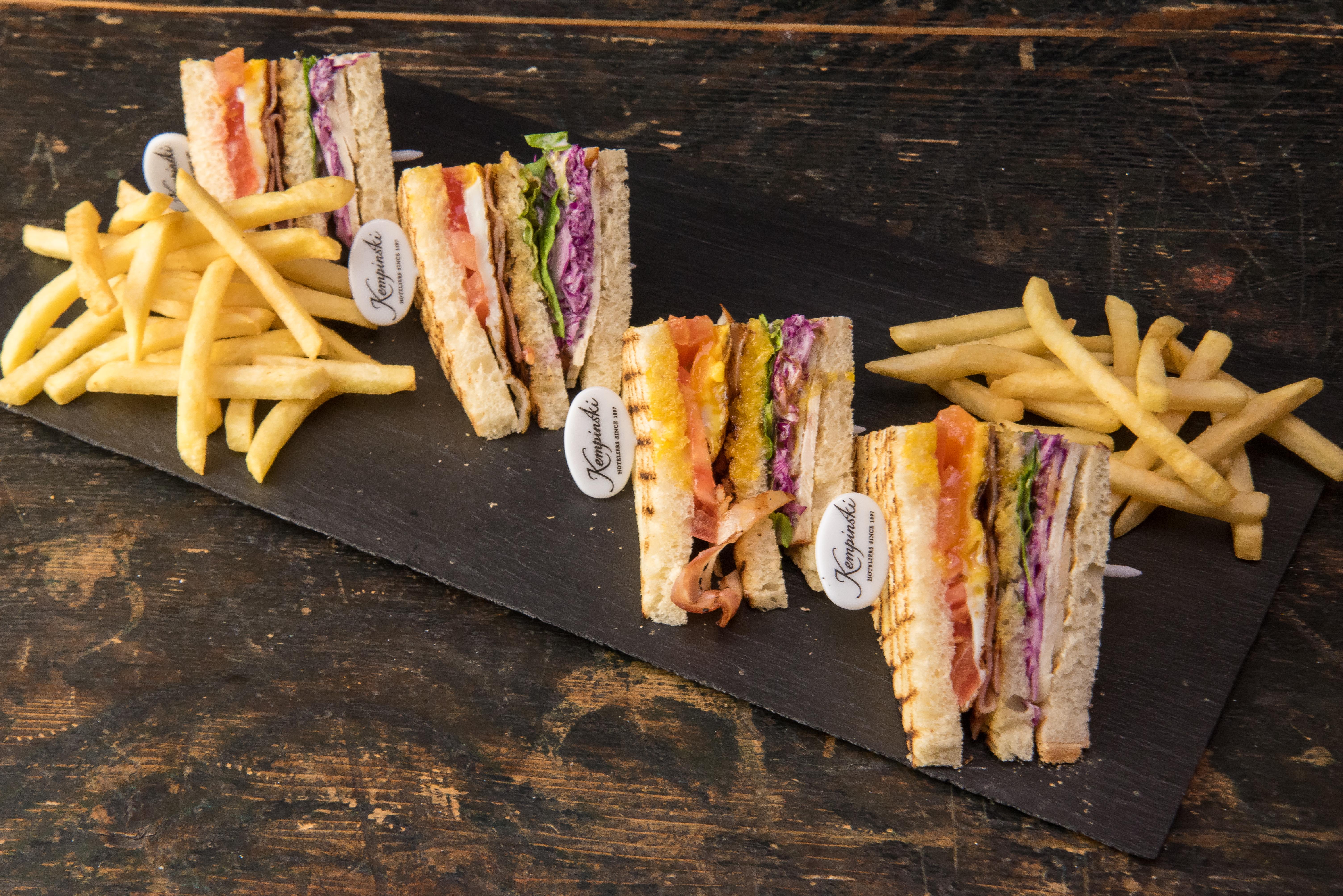 Kempinski Hotel Grand Arena Bansko Luaran gambar A club sandwich