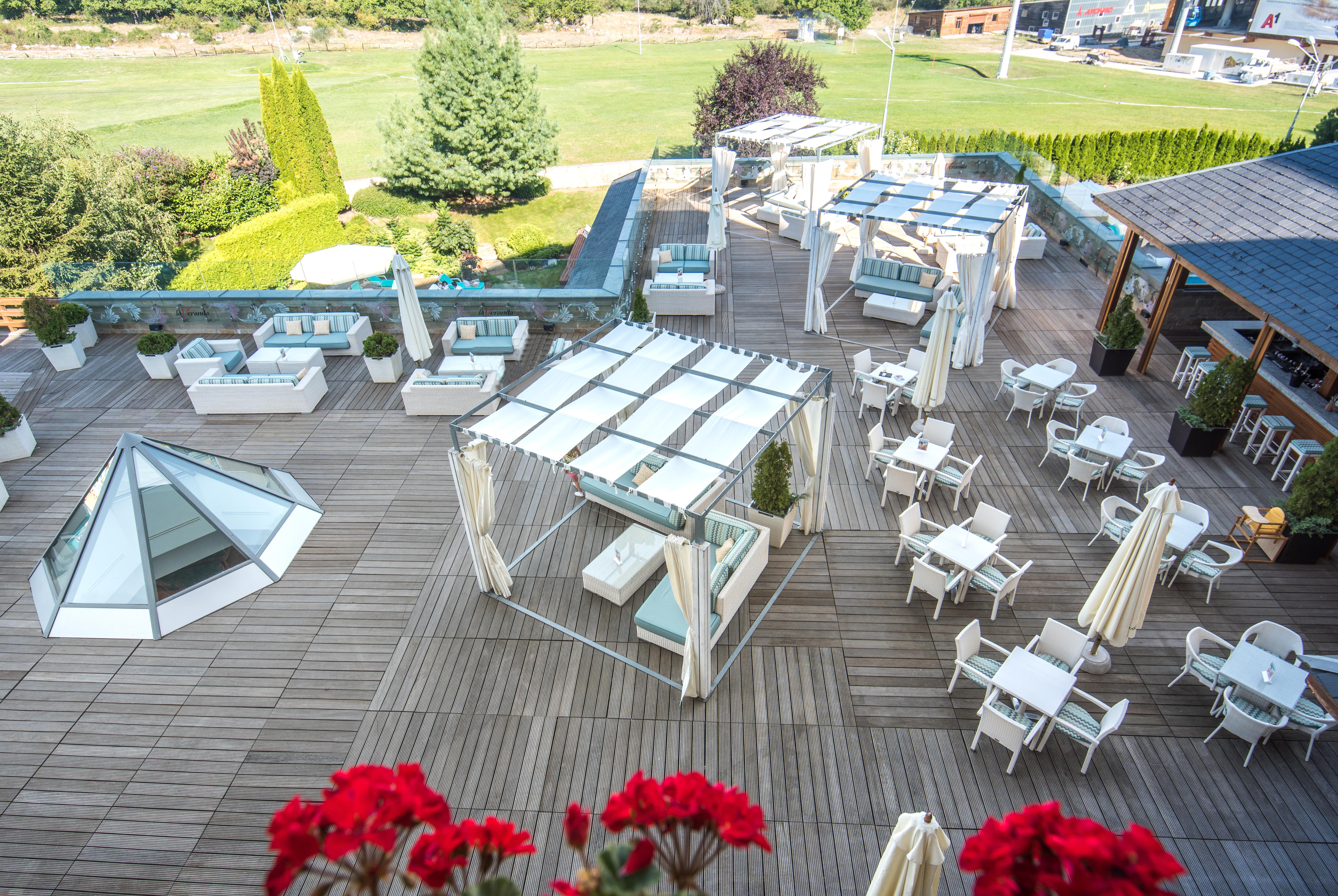 Kempinski Hotel Grand Arena Bansko Luaran gambar The terrace of the hotel