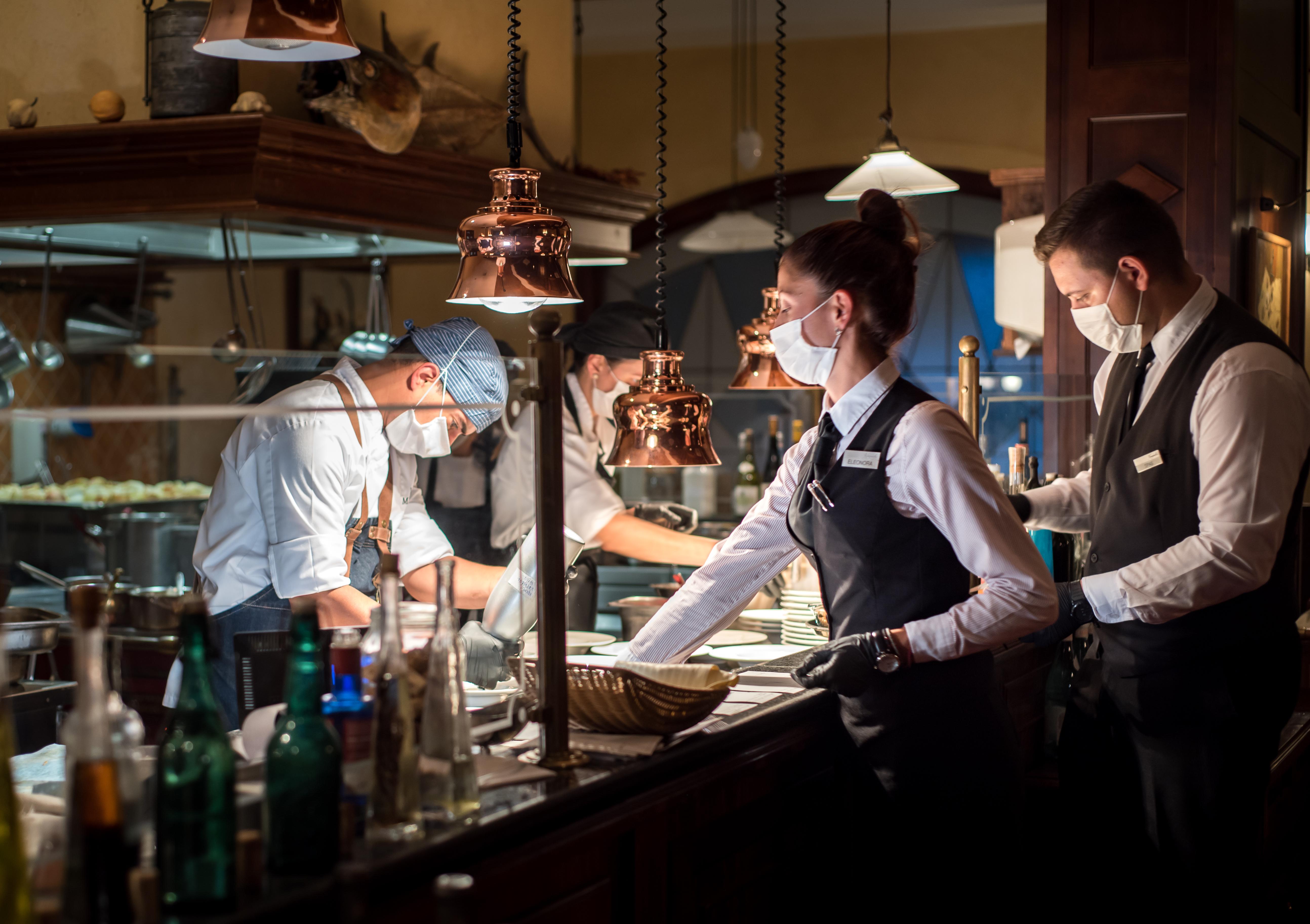 Kempinski Hotel Grand Arena Bansko Luaran gambar Restaurant staff wearing masks in Italy