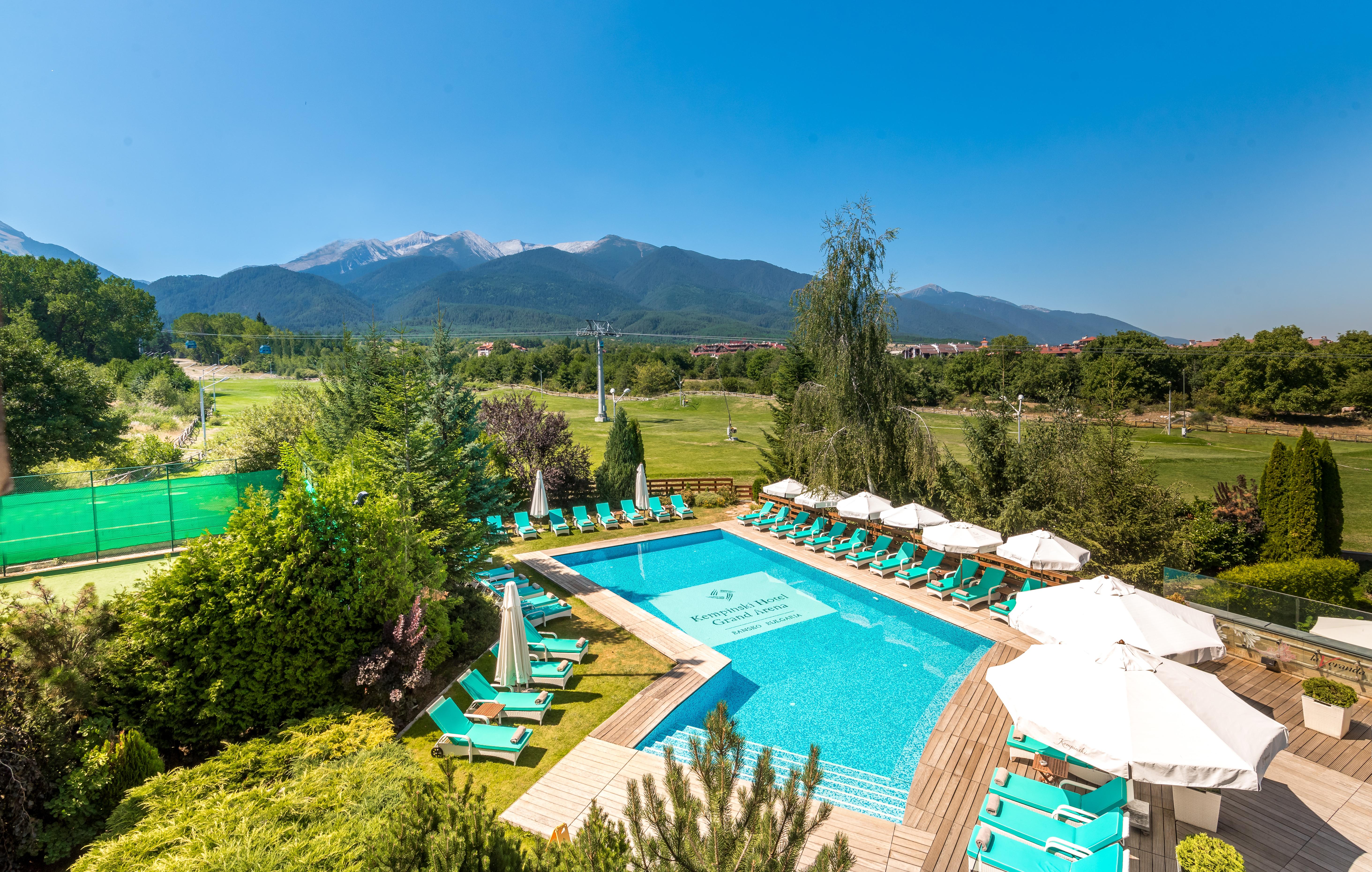 Kempinski Hotel Grand Arena Bansko Luaran gambar The swimming pool at the hotel