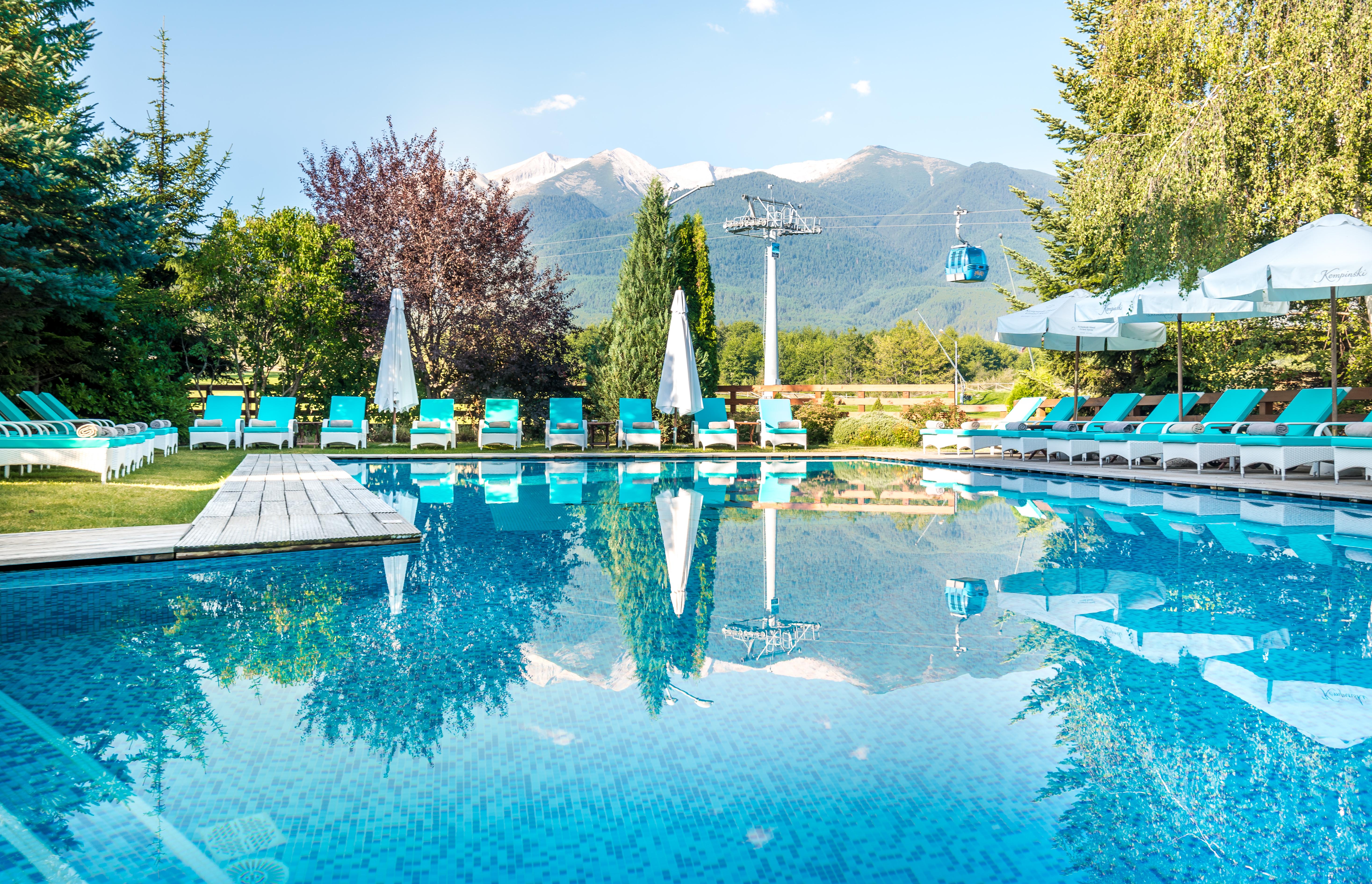 Kempinski Hotel Grand Arena Bansko Luaran gambar The swimming pool at the hotel
